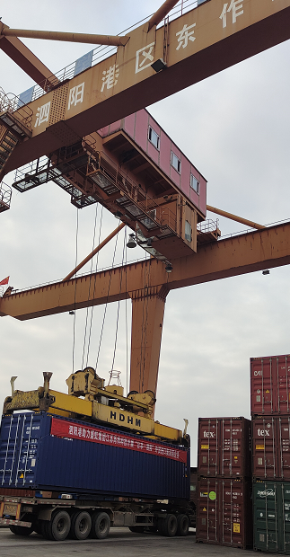 　　日前，盛虹集團在泗投資運營的江蘇芮邦科技有限公司因生產需要，從日本進口一批紡織設備，共計121個40尺集裝箱貨柜。